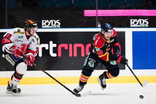 Örebros Michael Haga jagar Djurgårdens Mikko Kousa