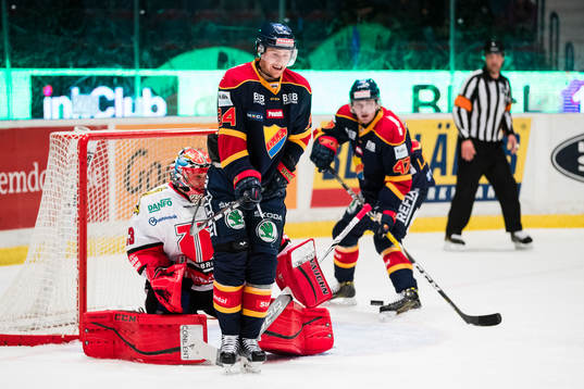 Örebros målvakt Julius Hudacek blir täckt av