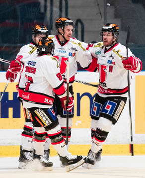 Örebros Marcus Weinstock (m) jublar