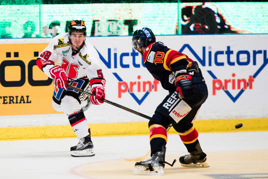 Örebros Michael Haga med en pass förbi Djurgårdens Jeff