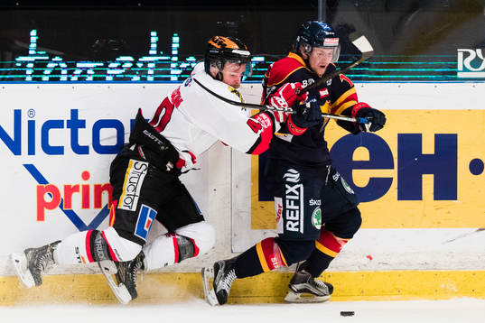 Örebros Anders Eriksson i kamp om pucken med Djurgårdens