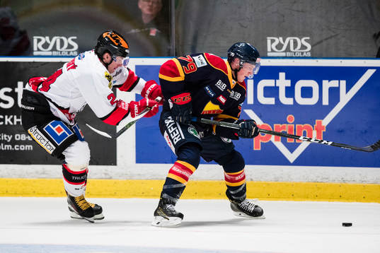 Örebros Petr Zamorsky jagar Djurgårdens Patrik Lundh