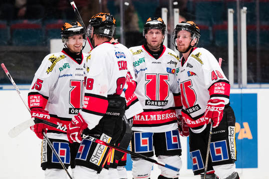 Örebros Kalle Olsson jublar tillsammans Viktor Ekbom,