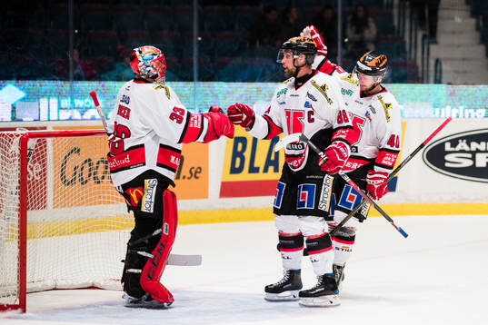 Örebros målvakt Julius Hudacek jublar