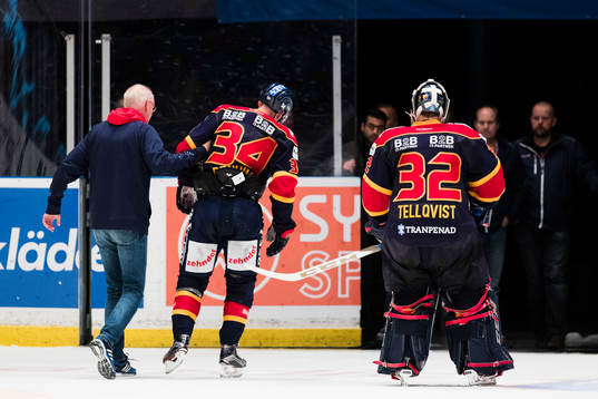 Djurgårdens Daniel Brodin hjälps av isenefter att ha åkt