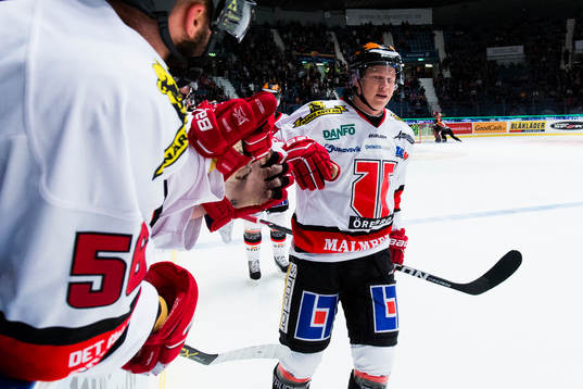 Örebros Daniel Viksten jublar
