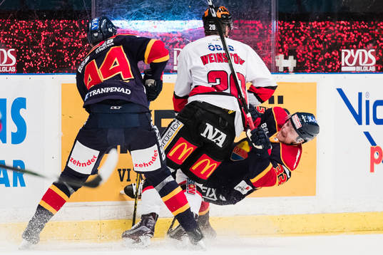 Örebros Marcus Weinstock med en tackling på Djurgårdens