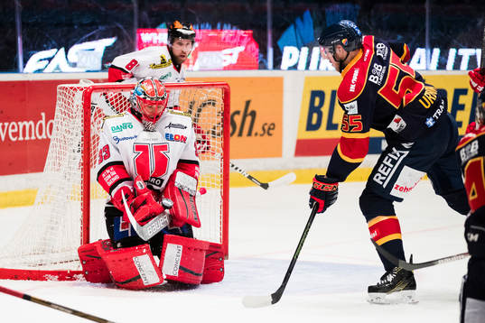 Örebros målvakt Julius Hudacek med en räddning