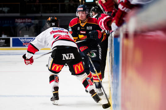 Örebros Petr Zamorsky väntar in Djurgårdens Linus