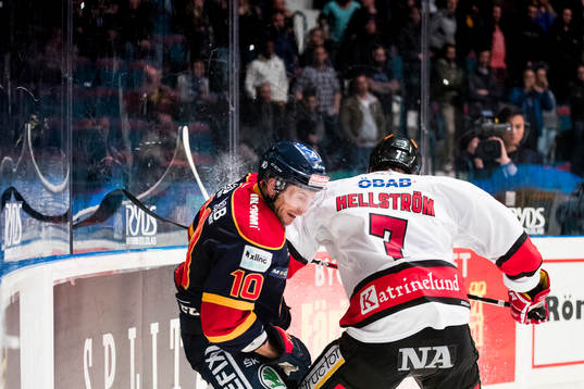 Djurgårdens Jeff Tambellini bjuds på en tackling av