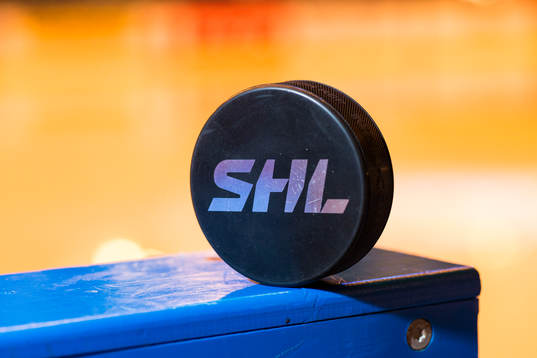 En puck med texten SHL på
