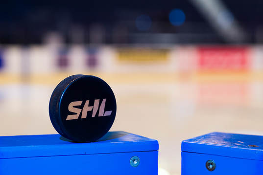 En puck med texten SHL på