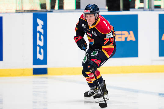 Djurgårdens Patrik Lundh med pucken