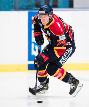 Djurgårdens Patrik Lundh med pucken