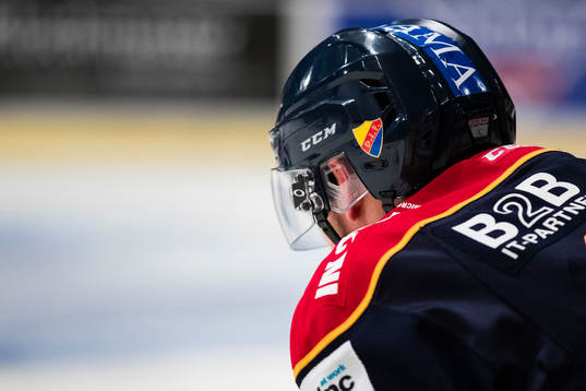 En hjälm med Djurgårdens emblem på innan ishockeymatchen