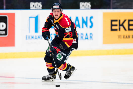 Djurgårdens Patrik Lundh med pucken