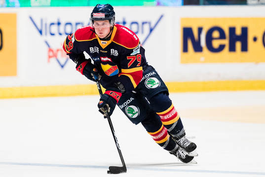 Djurgårdens Patrik Lundh med pucken