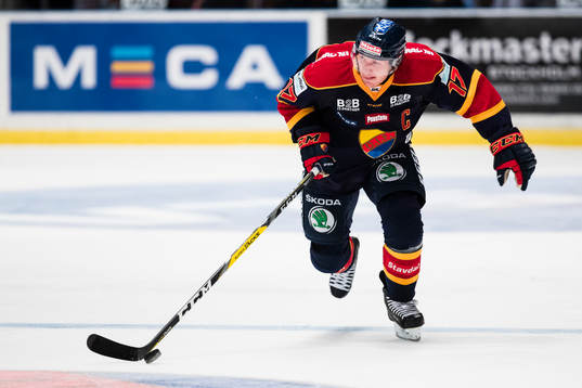 Djurgårdens Henrik Eriksson med pucken