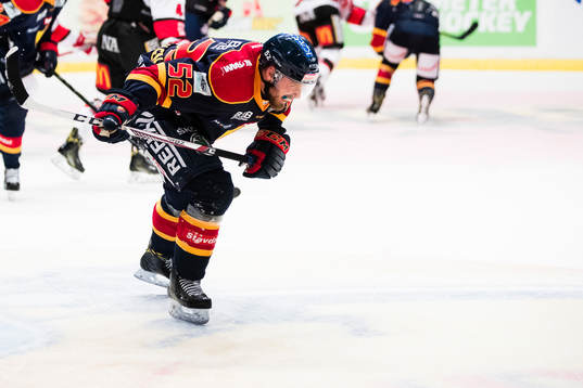 Djurgårdens Mikael Ahlén grinar illa
