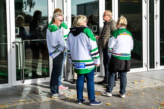 Några Rögle supporters väntar utanför Lindab Arena