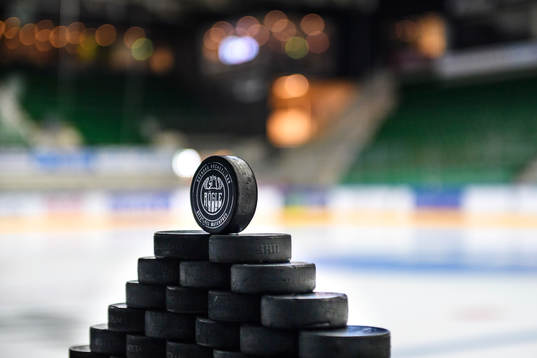 En puck med Rögles logo på