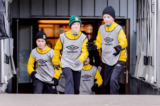 Bollkallar på väg in före fotbollsmatchen i Superettan
