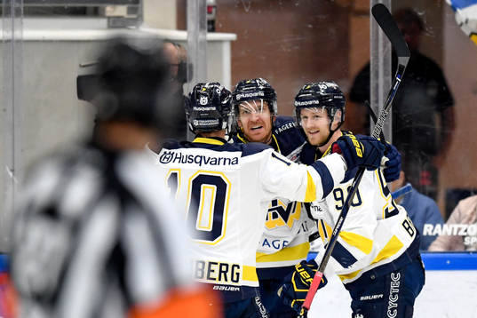 s Teemu Laine jublar