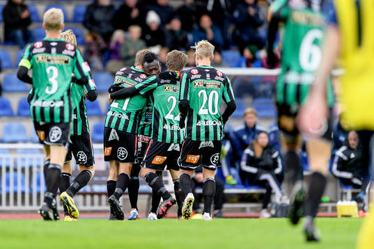 Varbergs Thomas Boakye jublar ned laget