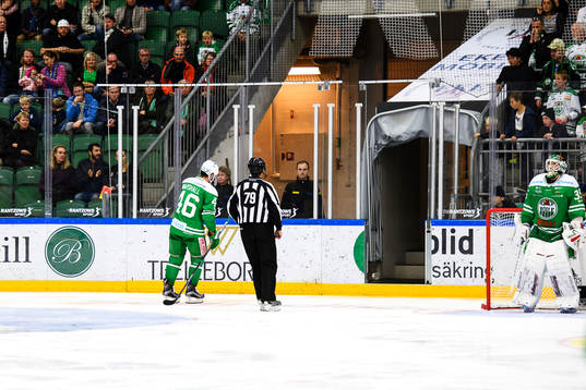 Rögles Kevin Marshall får matchstraff och lämnar isen