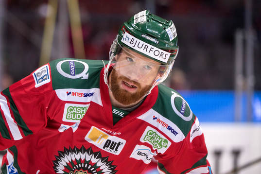 Frölundas Robin Figren värmer upp innan ishockeymatchen i