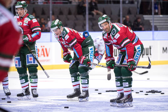 Frölundas Joel Lundqvist värmer upp innan ishockeymatchen