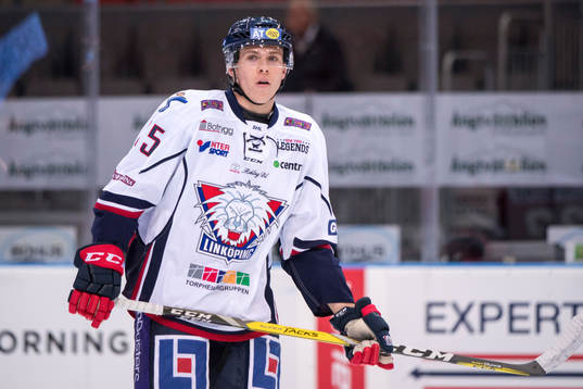 Linköpings Simon Hellholm värmer upp innan