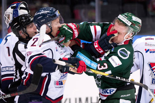 Bråk mellan Linköpings Emil Sylvegård och Frölundas