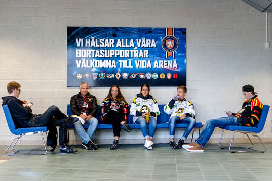 Brynäs supportrar väntar före ishockeymatchen i SHL