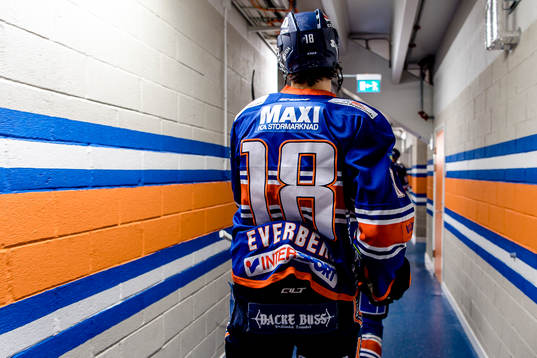 Växjös Dennis Everberg på väg ut till värmning före