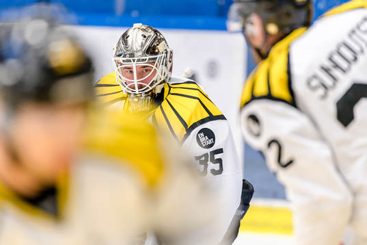 Brynäs målvakt David Rautio värmer upp före