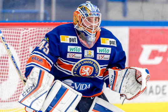 Växjös målvakt Viktor Andrén värmer upp före