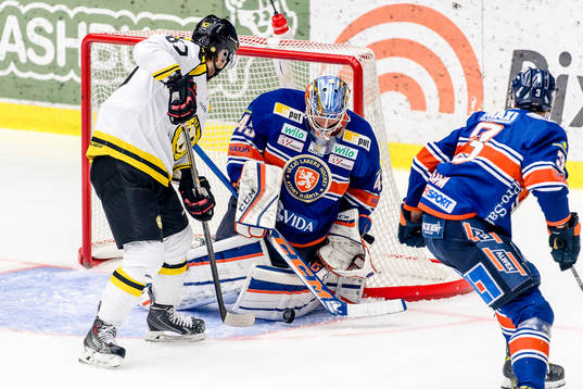 Brynäs Tomas Zaborsky oroar framför Växjös målvakt