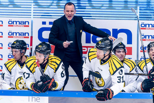 Brynäs tränare Thomas Berglund skriker