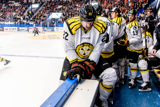 Brynäs Jörgen Sundqvist grinar illa med smärta