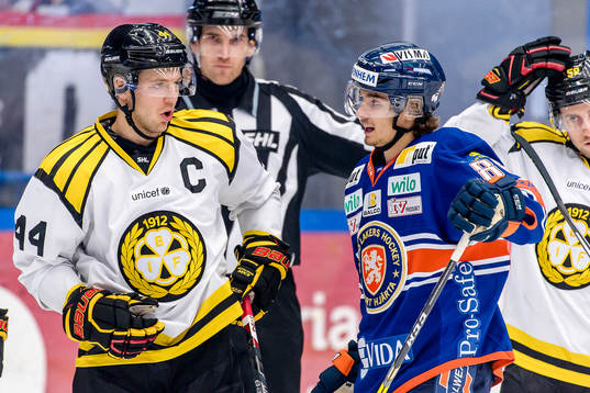 Brynäs Jacob Blomqvist pratar med Växjös Adam Brodecki