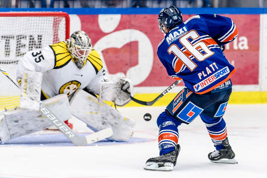 Växjös Geoff Platt oroar framför Brynäs målvakt David