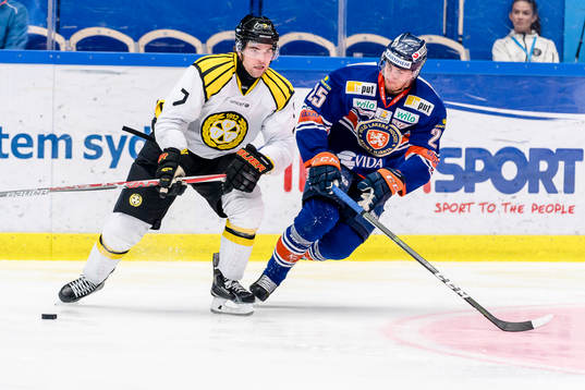 Brynäs Ponthus Westerholm jagas av Växjös Philip Holm