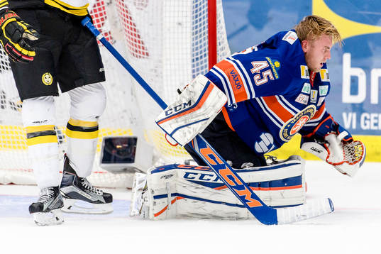 Växjös målvakt Viktor Andrén blir av med masken