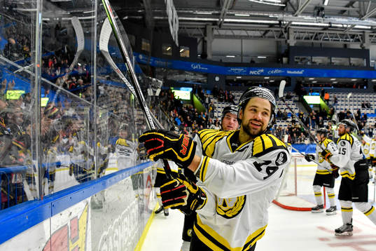 Brynäs Johan Alcén jublar med publiken