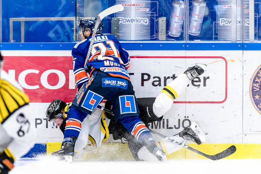 Växjös Cory Murphy tacklar Brynäs Ponthus Westerholm