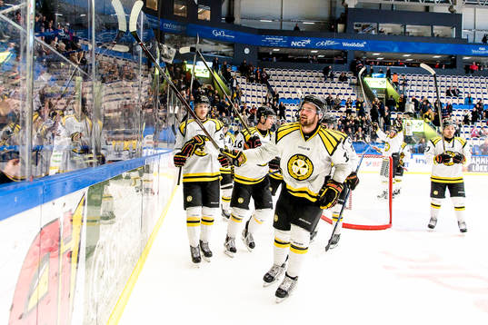 Brynäs spelare jublar framför fansen