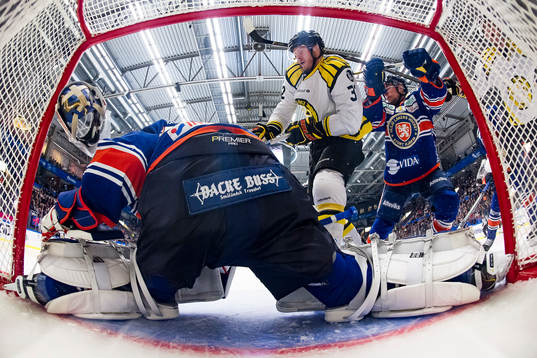 Växjös målvakt Viktor Andrén tappar masken i en