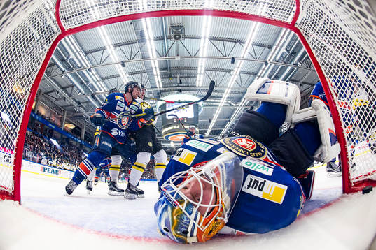 Växjös målvakt Viktor Andrén deppar