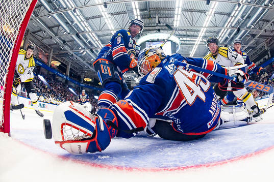 Brynäs Kevin Clark kör mål 0-1. Växjös målvakt Viktor